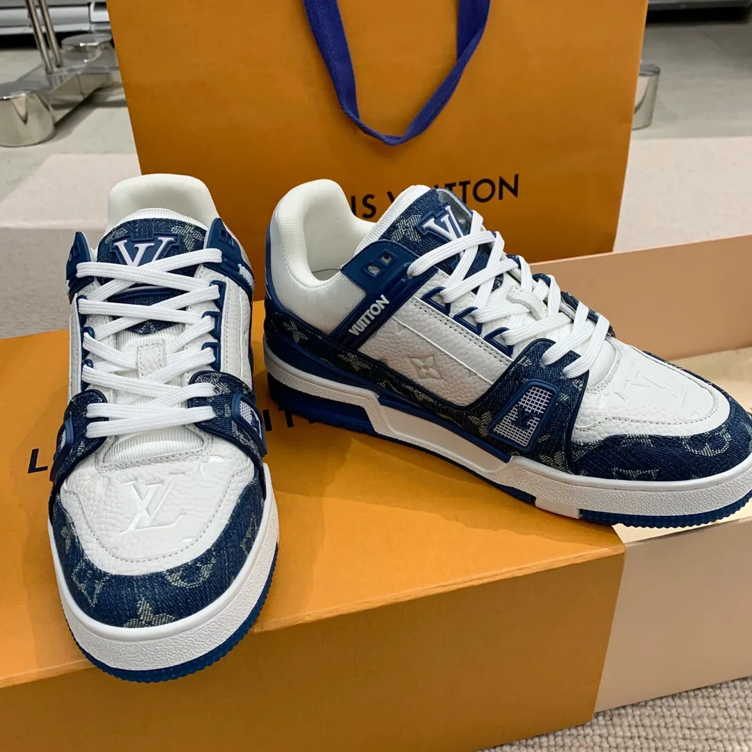 👟👟Ex-factory price 840👟👟 Women's Shoes Factory Purchasing Level ✈️ LV Trainer Latest Series of Couple's Sports Shoes Super Handsome Denim New Style, Very Good-looking ~ A must-have item for fashionistas Top-notch embossed grained calf leather on the upper Original molded T👟👟Ex-factory price U outsole, same texture as the original version Please look for our quality Please pay attention to distinguish the currency materials on the market Men's size: 39-45 Women's size: 35-40 ⚠️Full set of packaging (exclusive z👟👟factory price level anti-theft buckle cannot be sold once disassembled)
